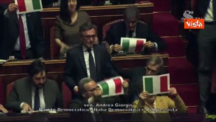 Video herunterladen: Autonomia, il Pd sventola tricolore in Aula. De Priamo (FdI): Un passo avanti dopo la bandiera rossa