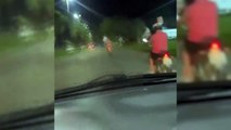 Vídeo: Homem é flagrado pilotando moto pelado