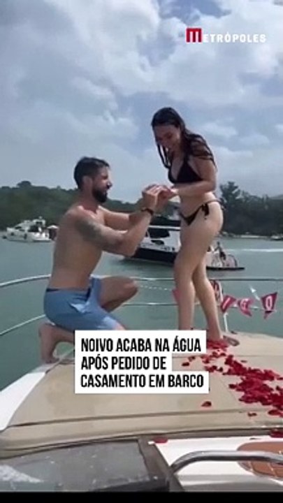 Novio cae al agua luego de pedirle matrimonio a su novia