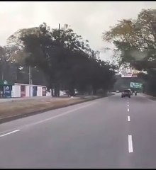 Enojado reacciona un Policía cuando una mujer lo grabó mientras detenía a un hombre