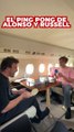 Alonso y Russell se ríen jugando al mini ping pong en el avión