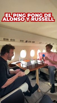 Alonso y Russell se ríen jugando al mini ping pong en el avión