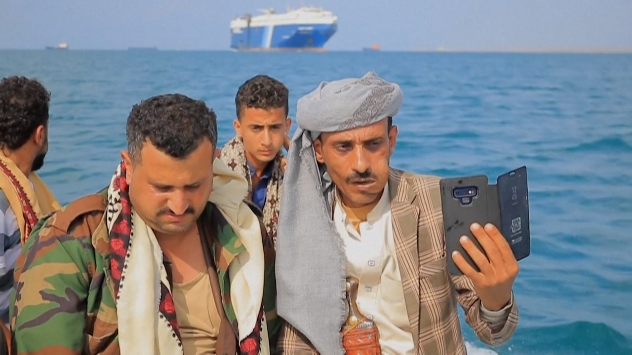 Selfies, danses et AK-47... L es Houthis transforment le Galaxy Leader en attraction touristique