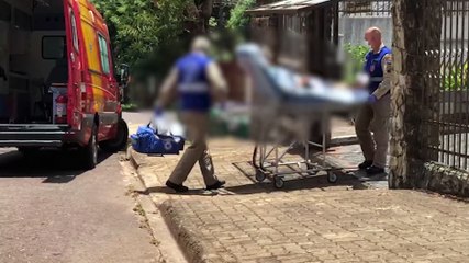 Idoso é socorrido após sofrer queda no Centro