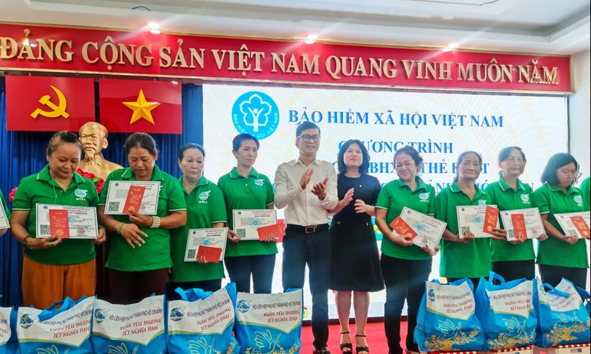 200 người nghèo ở TPHCM được nhận thẻ BHYT