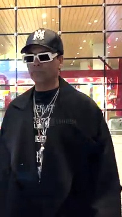 Yo Yo K-Jo Karan Johar Looking Like A Rockstar At The Airport