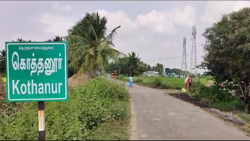 காதல் திருமணம் செய்துகொண்ட இளசுகள்; மணமகனின் பெற்றோரை அடித்து காலில் விழவைத்த கிராம மக்கள்