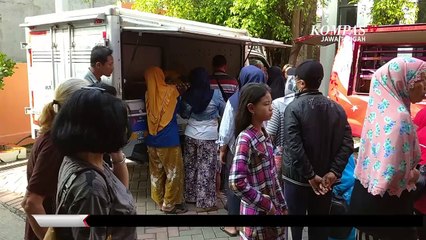 Video herunterladen: Tebus Murah, Warga Serbu Pasar Murah di Kota Semarang