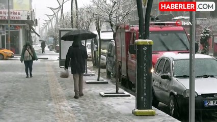 Van'da kar yağışı: 429 yol kapandı, uçak seferleri rötar yaptı
