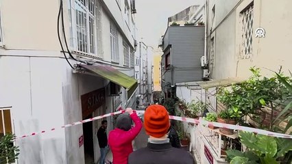 Beyoğlu'nda 5 katlı binada çıkan yangında bir kişi ağır yaralandı