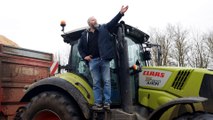 « Nous on a des racines » : des agriculteurs en colère bloquent l'A16 jusqu'à nouvel ordre