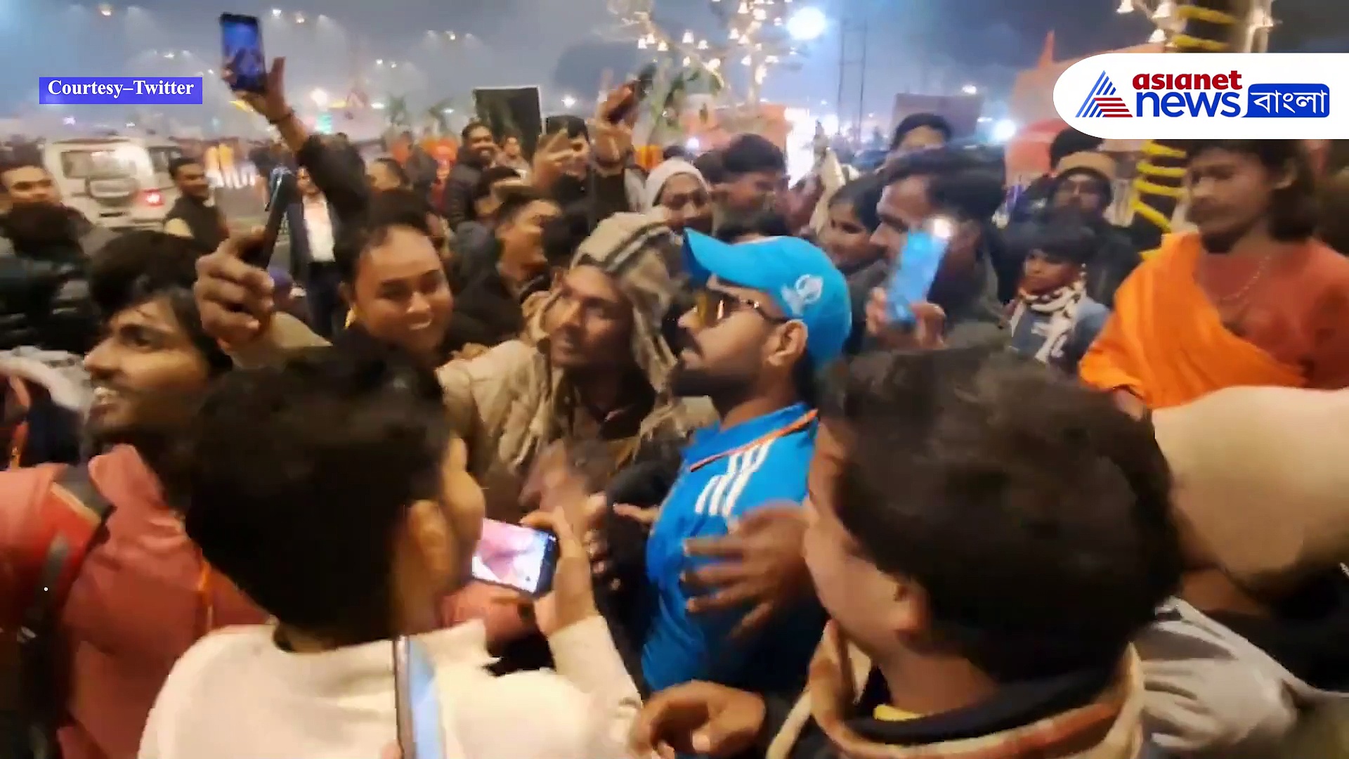 আসল না নকল বিরাট কোহলি? বুঝে উঠার আগেই সেলফি তোলার জন্য উন্মাদ ভক্তরা