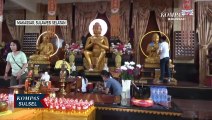 Umat Budha Bersihkan Rupan Budha