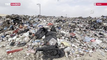 Gazzeliler çöp yığınlarının içinde yakacak bulmaya çalışıyor