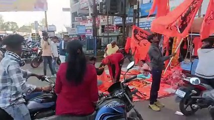 VIDEO: बाजार गुलजार, खूब बिके झंडे, पताके