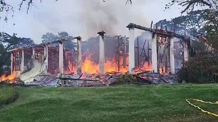 Ce qu'il reste du Domaine du Chaudron ravagé par les flammes