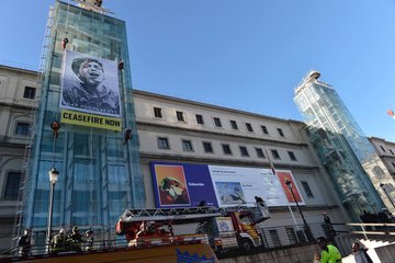 Greenpeace despliega una gran pancarta contra la guerra en Gaza en el Museo Reina Sofía de Madrid