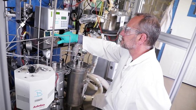 SMART INDUSTRIES - Reportage à Solaize (Rhône) sur le site d’Axel’One Analisys, une plateforme d'innovation collaborative dans le domaine de la chimie et de l’environnement, à la rencontre de son directeur Franck Baco-Antoniali.