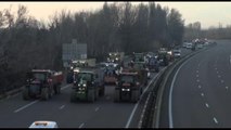 In Francia continua la protesta degli agricoltori, caos sulle strade