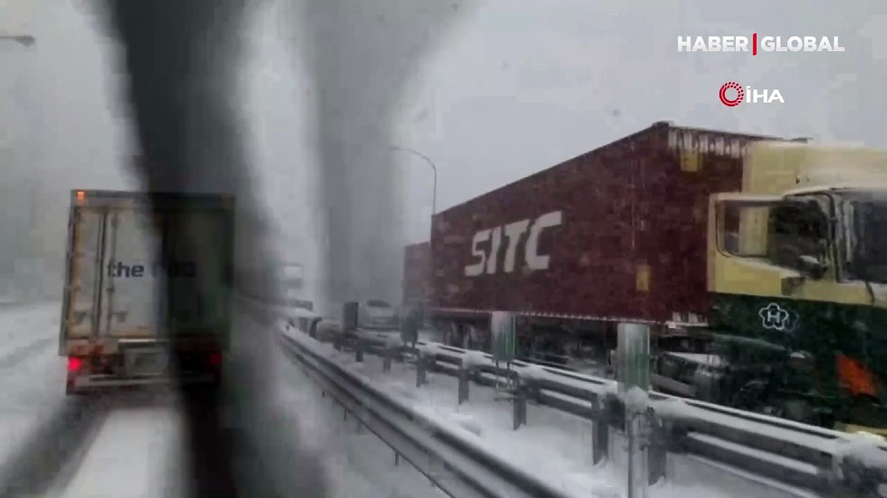 Japonya'da şiddetli kar! Araçlarıyla mahsur kaldılar, uçuşlar ve tren seferleri durdu