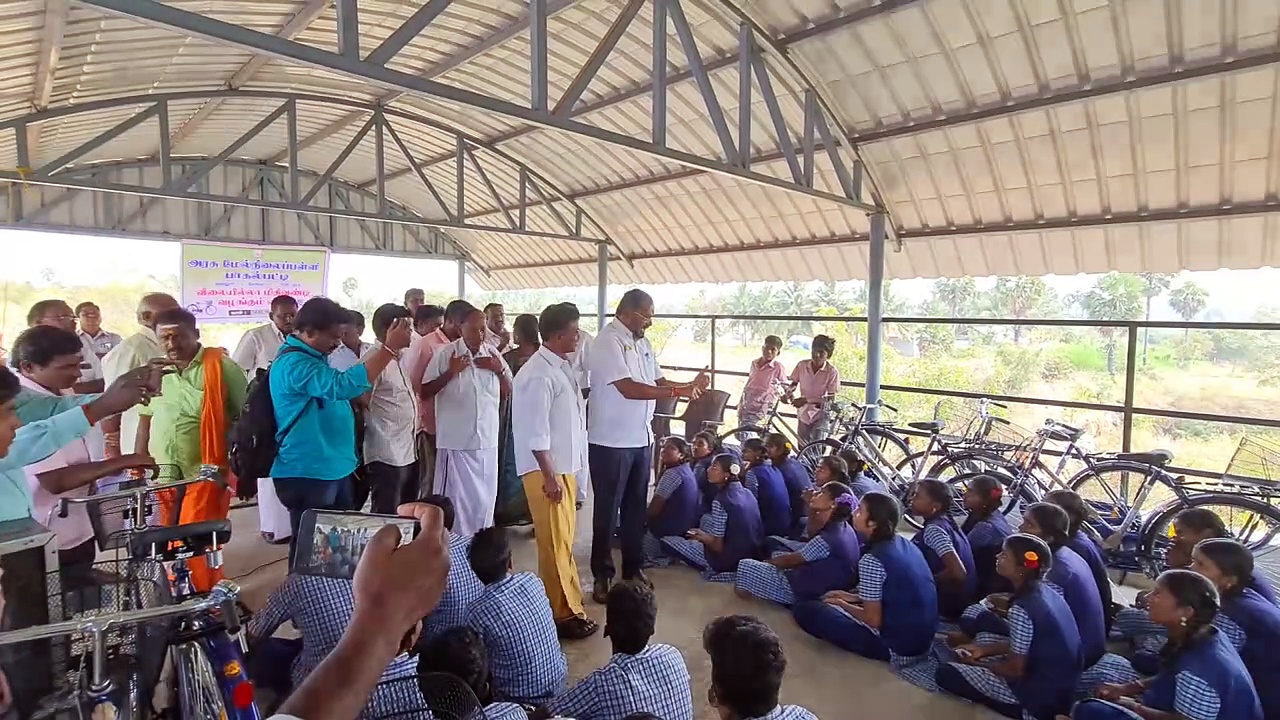சேலத்தில் சைக்கிள் வழங்கும் விழாவில் சலசலப்பு; பள்ளி மாணவர்களின் காலில் விழுந்து மன்னிப்பு கேட்ட பாமக எம்எல்ஏ