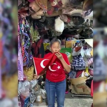 Atatürk sevgisi tüm dünyada! Taylandlı kadın 'Mustafa Kemal' diye bağırıp İzmir Marşı okudu