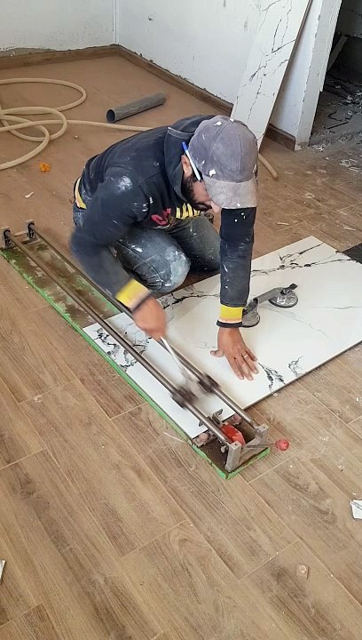 Des techniques étonnantes pour poser de grands carreaux