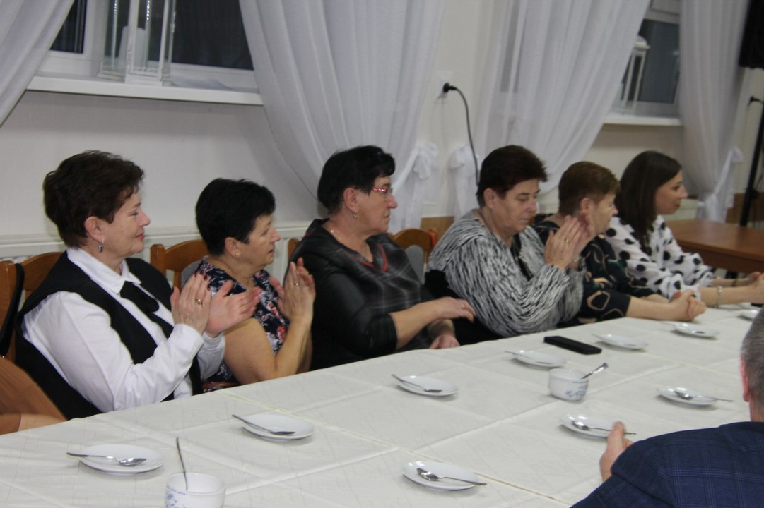 Uczniowie podstawówki z wyjątkowym prezentem dla seniorów w Kuklinowie z okazji dnia Babci i Dziadka