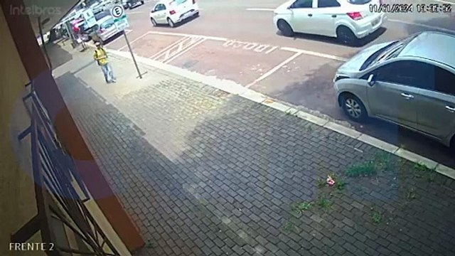 Câmera flagra ladrão arrombando veículo para furtar bolsa no Centro