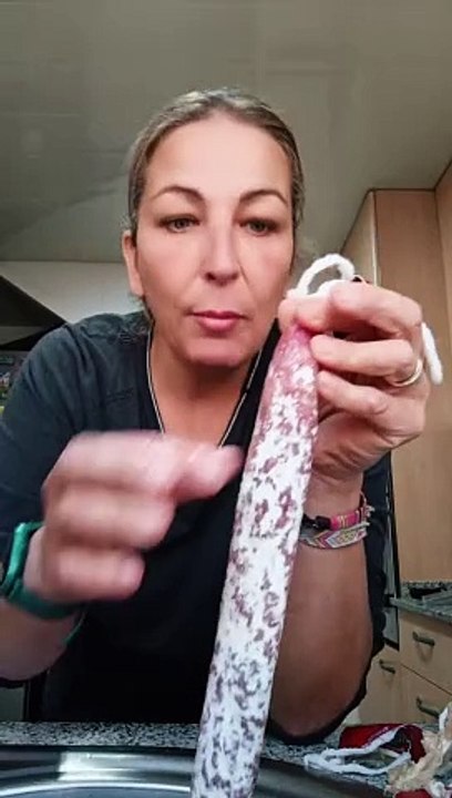El truco definitivo para quitar la piel al fuet de un tirón: “Maravilla pura”