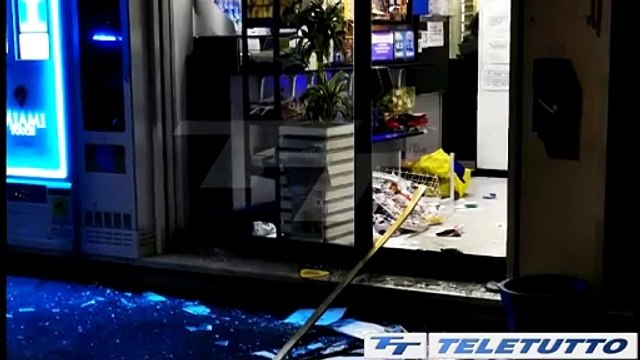 Video News - Tabaccaio sventa rapina e fa arrestare malvivente