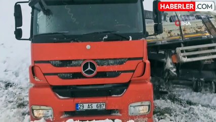 Otomobil, park halindeki tıra ok gibi saplandı: 2 ölü
