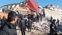 Hasarlı bina göçtü: Operatör enkaz altında