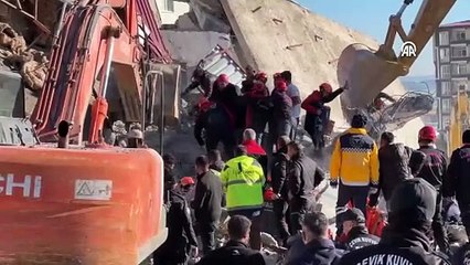 Kahramanmaraş'ta ağır hasarlı bina çöktü: 1 kişi aranıyor