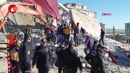 Kahramanmaraş'ta ağır hasarlı bina iş makinesinin üzerine çöktü: Operatör enkaz altında kaldı!