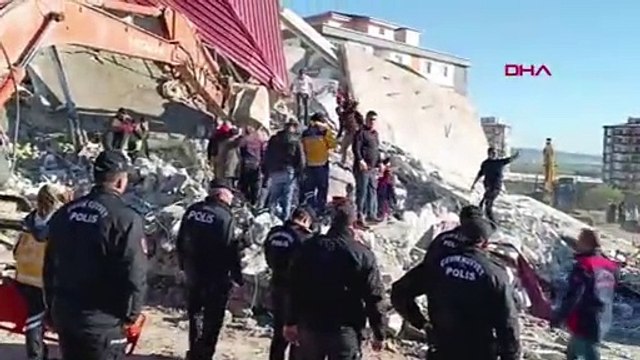 Ağır hasarlı bina iş makinesinin üzerine devrildi! Kepçe operatörü enkaz altında kaldı