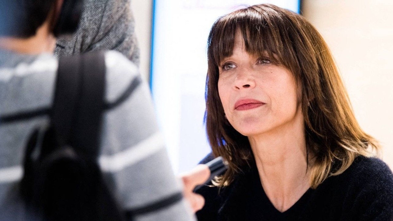 Sophie Marceau, célèbre actrice, brise le silence et met en lumière un célèbre homme politique : scandale en vue !