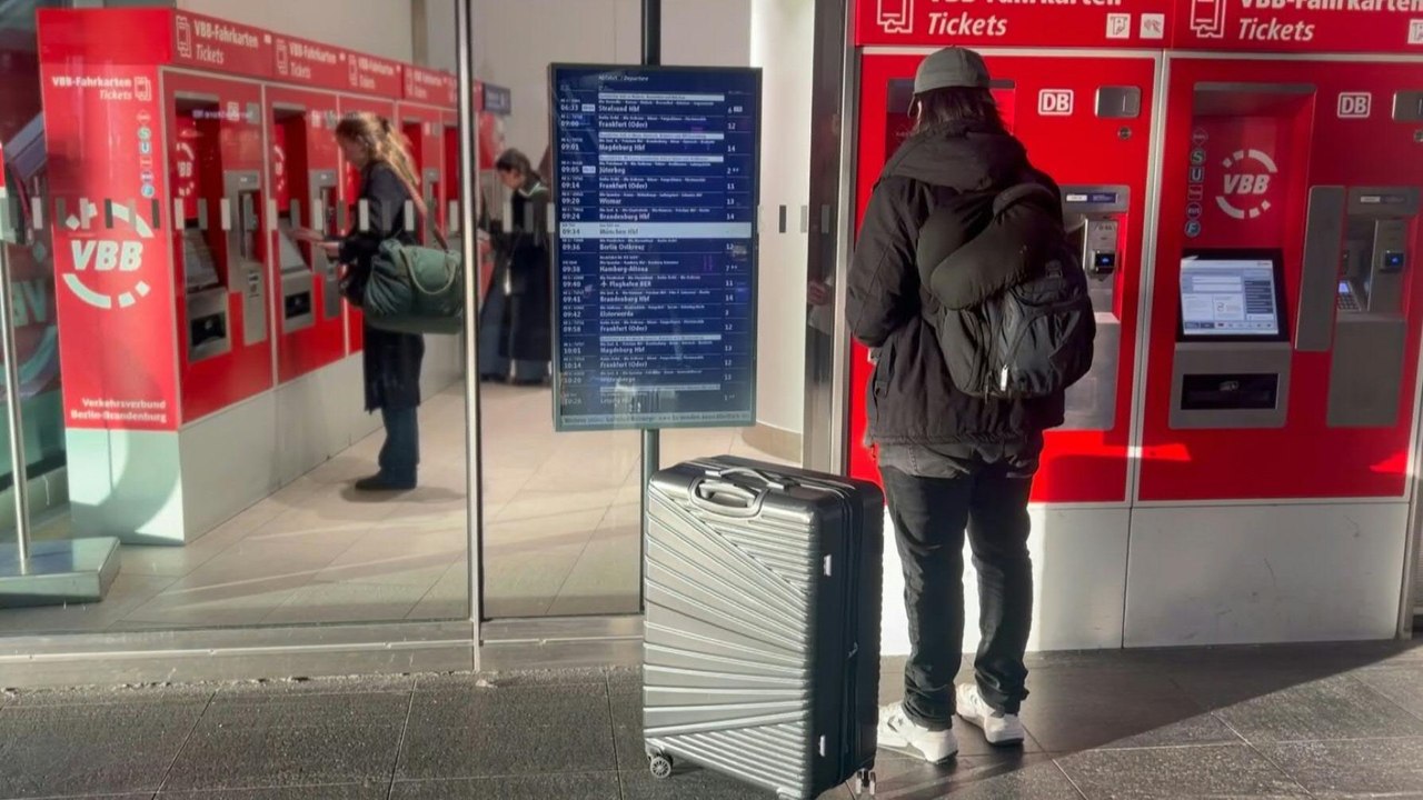 Bahnstreik: Fahrgäste am Berliner Hauptbahnhof sind frustriert