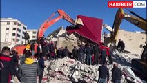 Depremde ağır hasar alan bina yıkım sırasında iş makinesinin üzerine çöktü