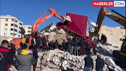 Depremde ağır hasar alan bina yıkım sırasında iş makinesinin üzerine çöktü
