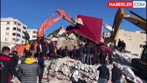 Kahramanmaraş'taki depremde ağır hasar alan bina yıkım sırasında iş makinesinin üzerine çöktü