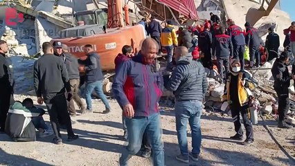 Maraş'ta ağır hasarlı bina iş makinesinin üzerine çöktü: Operatör enkaz altında