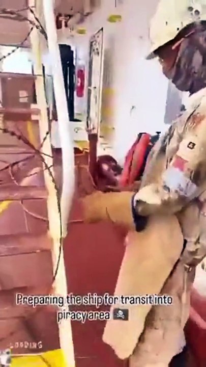 Ces marins préparent leur bateau à l'arrivée de pirates