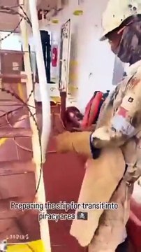 Ces marins préparent leur bateau à l'arrivée de pirates