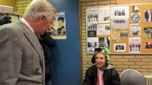 Le Roi rencontre une femme sans-abri lors de sa visite aux policiersde la zone de police Bruxelles Capitale Ixelles