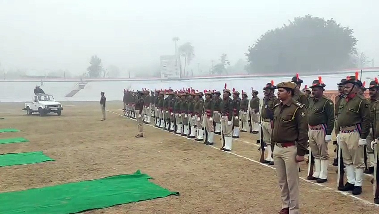 गणतंत्र दिवस के लिए कोहरे में की परेड की रिहर्स...