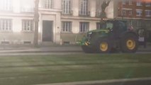 Les agriculteurs menacent de « se rapprocher de Paris », un tracteur évacué par la police
