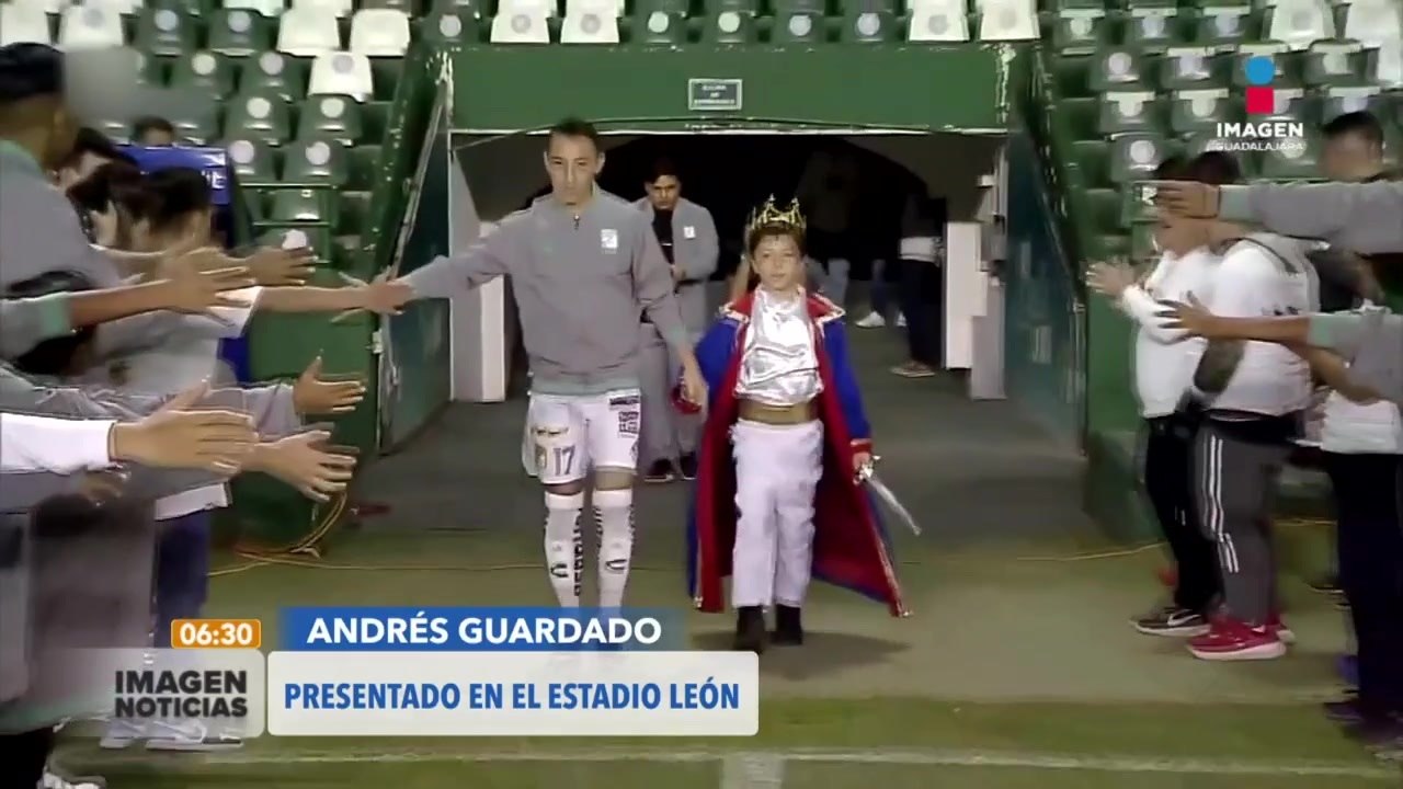 Andrés Guardado es presentado como nuevo jugador en el estadio de León