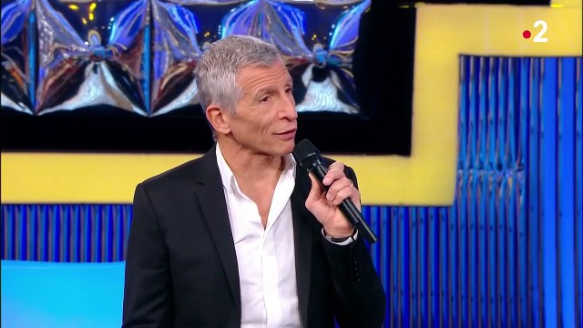 Tony, nouveau Maestro de N'oubliez pas les paroles , gêné par des questions intimes de Nagui.