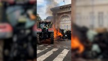 Des agriculteurs mettent le feu devant la préfecture d'Agen